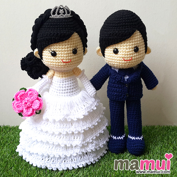 ตุ๊กตาแต่งงานสวมมงกุฎผมสีดำถือดอกไม้ชมพูหูกระตายน้ำเงินสูง 13 นิ้ว