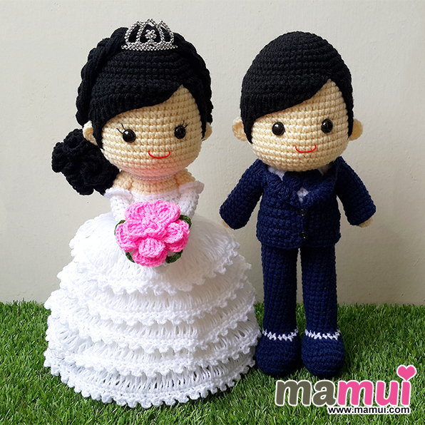 ตุ๊กตาแต่งงานสวมมงกุฎถือดอกไม้ชมพูสองมือสูง 13 นิ้ว
