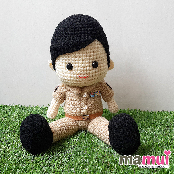 ตุ๊กตาครูนั่งผู้ชายผมดำสูง 8 นิ้ว