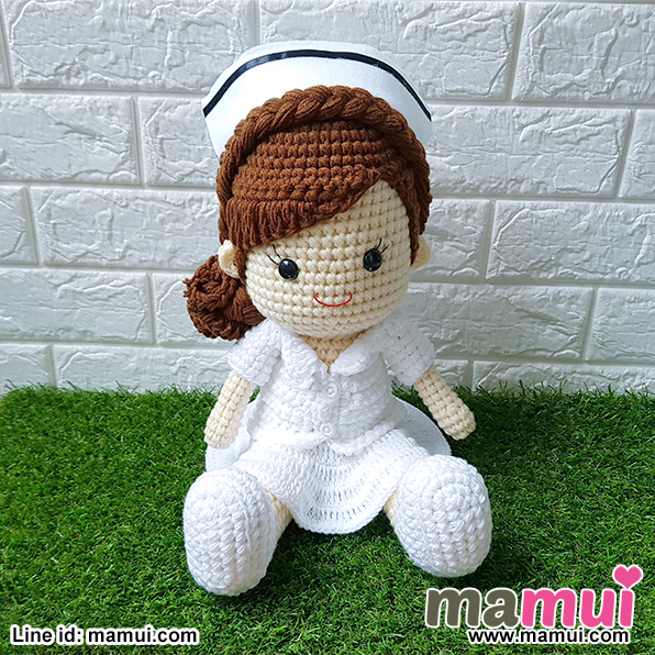 ตุ๊กตาพยาบาลแบบนั่งผมเกล้าสีน้ำตาลสูง 13 นิ้ว