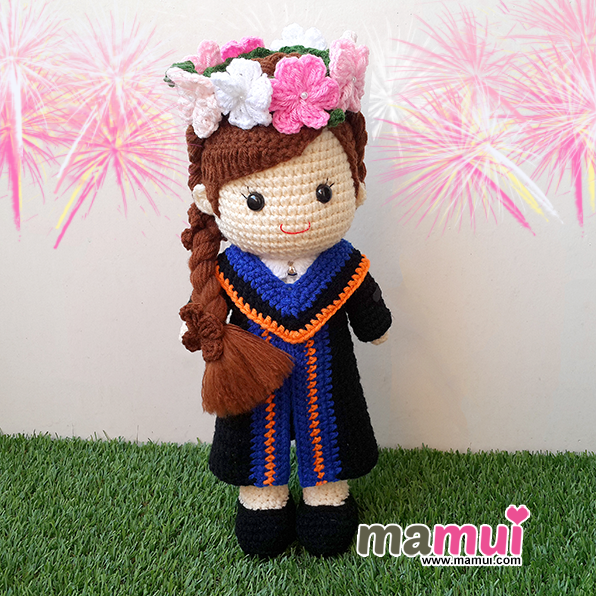 ตุ๊กตารับปริญญามหาวิทยาลัยคริสเตียนคณะพยาบาลสวมมงกุฎดอกไม้สูง 13 นิ้ว