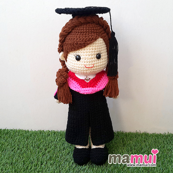 ตุ๊กตารับปริญญามหาวิทยาลัยรังสิตคณะเทคนิคการแพทย์ผมเปียสองข้างสูง 13 นิ้ว