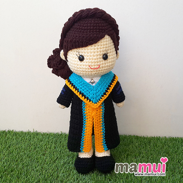 ตุ๊กตารับปริญญารามคำแหงคณะบริหารธุรกิจปริญญาโทผมเกล้าสีน้ำตาลเข้มสูง 13 นิ้ว