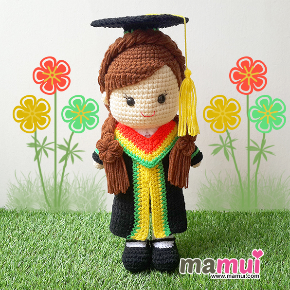 ตุ๊กตาบัณฑิตน้อยทรงผมเปียสองข้างแถบสีส้มเหลืองเขียวสูง 13 นิ้ว