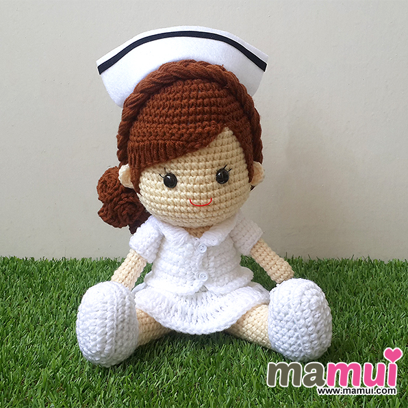 ตุ๊กตาพยาบาลนั่งผมเกล้าสีน้ำตาลสูง 8 นิ้ว
