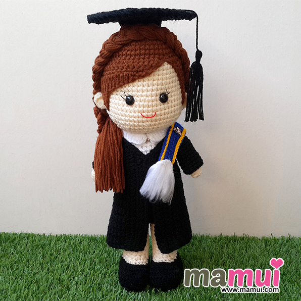 ตุ๊กตารับปริญญามหาวิทยาลัยรัตนบัณฑิตสูง 13 นิ้ว