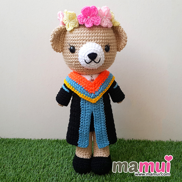 ตุ๊กตาหมีรับปริญญามหาวิทยาลัยสวนดุสิตสาขาวิชาธุรกิจการบินสูง 13 นิ้ว