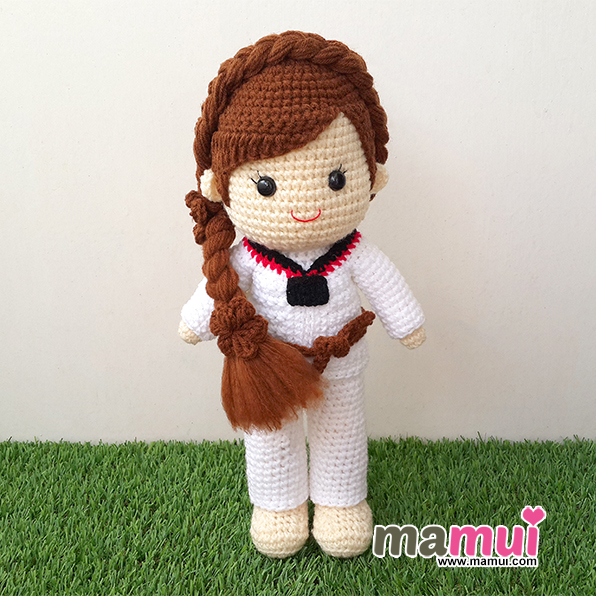 ตุ๊กตาเทควันโดสายน้ำตาลทรงผมเปียยาวสูง 13 นิ้ว