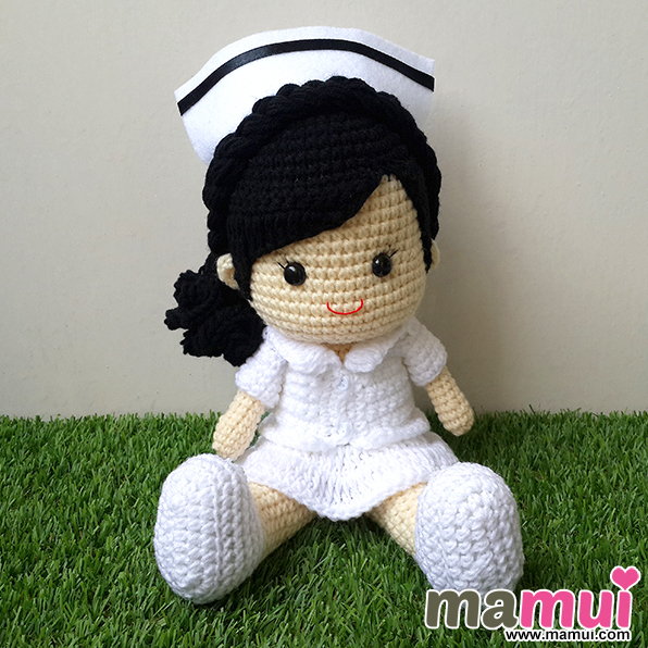 ตุ๊กตาพยาบาลนั่งผมเกล้าสีดำสูง 8 นิ้ว
