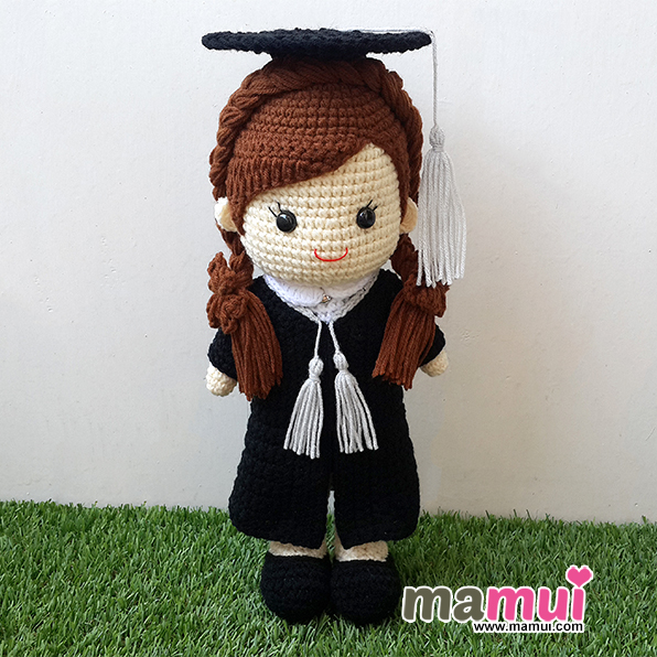 ตุ๊กตารับปริญญาเกษตรศาสตร์คณะศิลปศาสตร์และวิทยาศาสตร์ผมเปียสองข้างสูง 13 นิ้ว