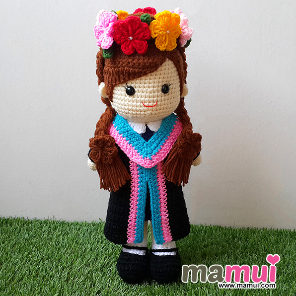 ตุ๊กตาบัณฑิตน้อยทรงผมเปียชุดฟ้าชมพูสวมมงกุฎดอกไม้สูง 13 นิ้ว