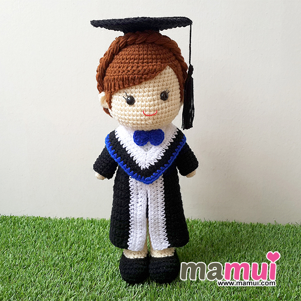 ตุ๊กตารับปริญญามหิดลผมเกล้าหลังสูง 13 นิ้ว