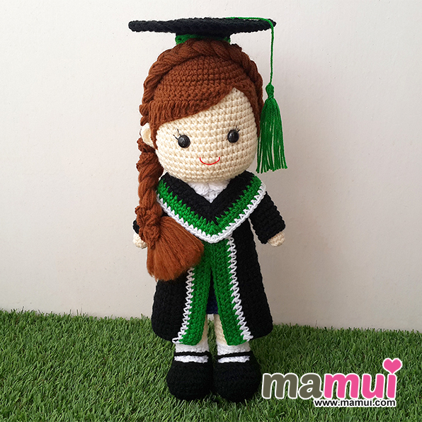 ตุ๊กตาบัณฑิตน้อยทรงผมเปียชุดสีเขียวขาวสูง 13 นิ้ว