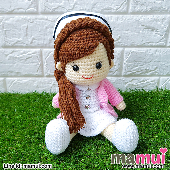 ตุ๊กตาพยาบาลแบบนั่งสวมเสื้อคลุมสูง 8 นิ้ว